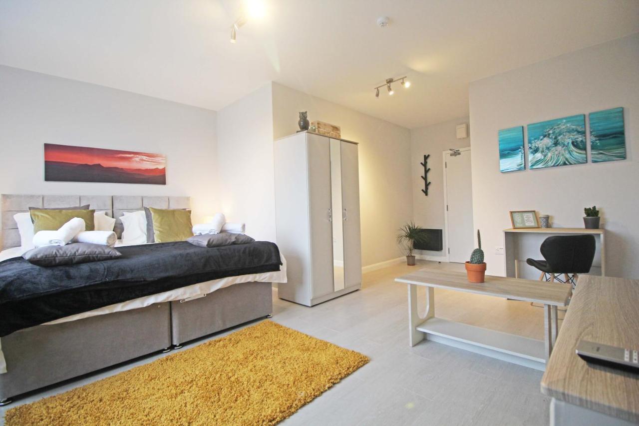 Amicus House - Spacious 4 Bedroom & 4 Bedroom Apartments In St. Helens St Helens  Bagian luar foto