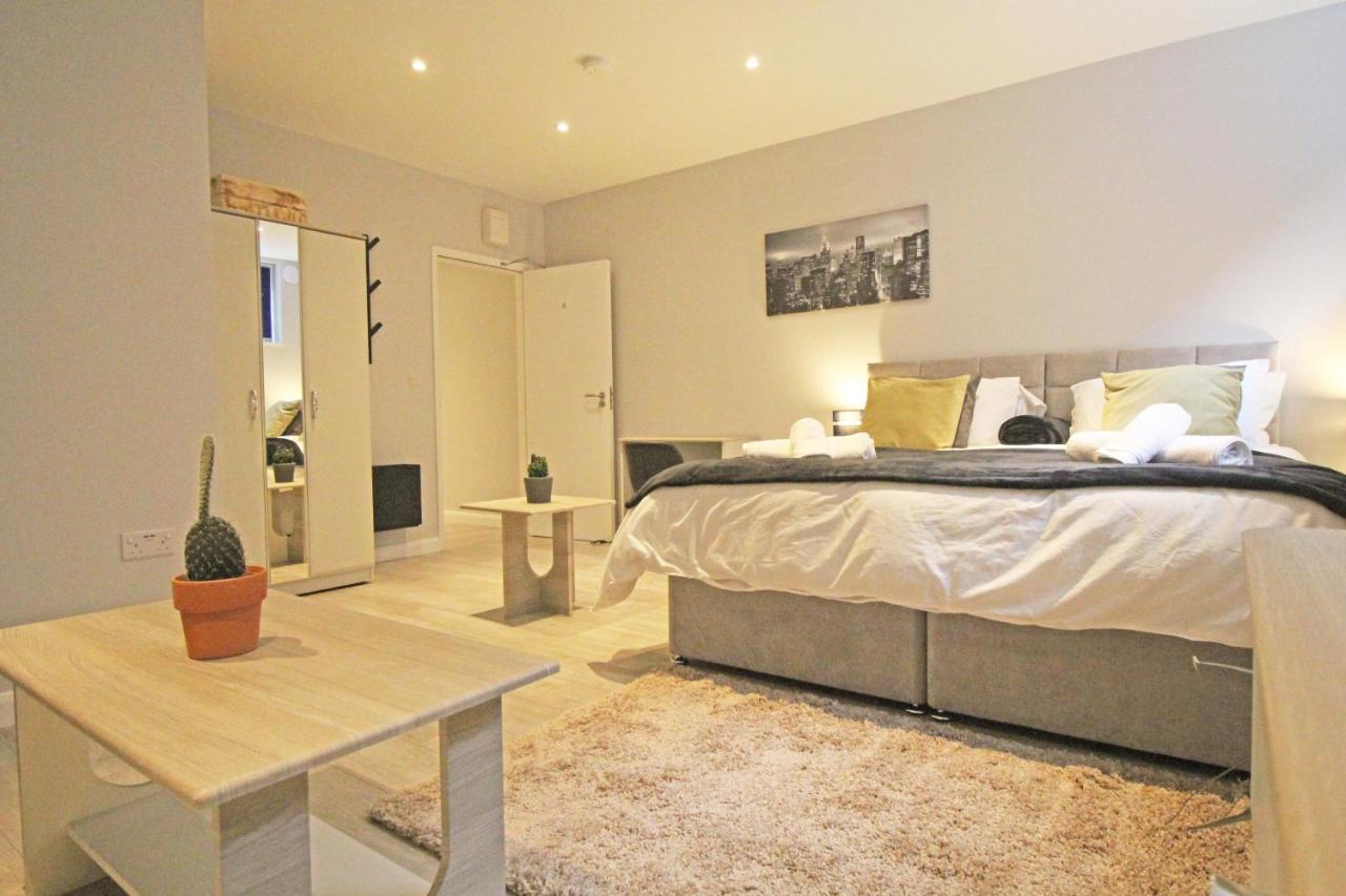 Amicus House - Spacious 4 Bedroom & 4 Bedroom Apartments In St. Helens St Helens  Bagian luar foto