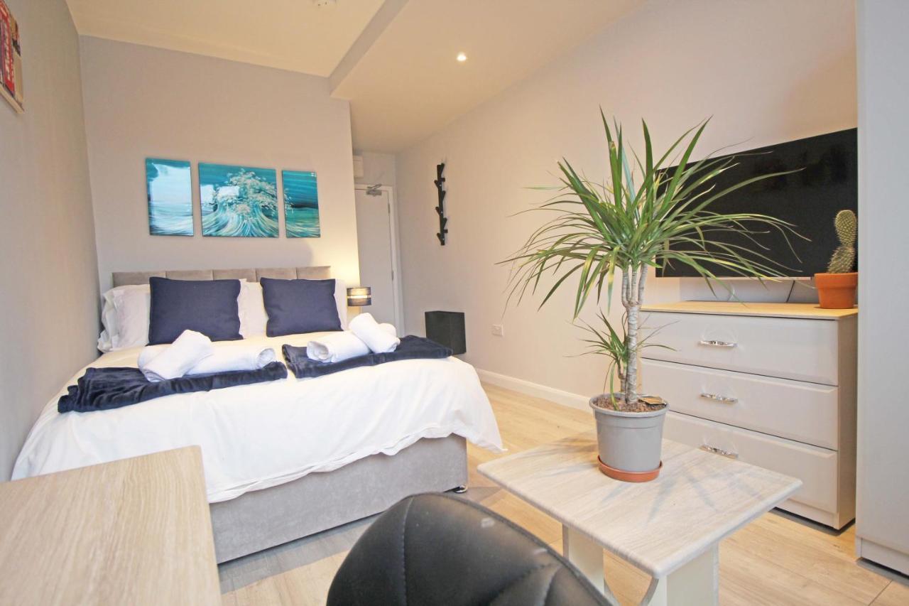 Amicus House - Spacious 4 Bedroom & 4 Bedroom Apartments In St. Helens St Helens  Bagian luar foto