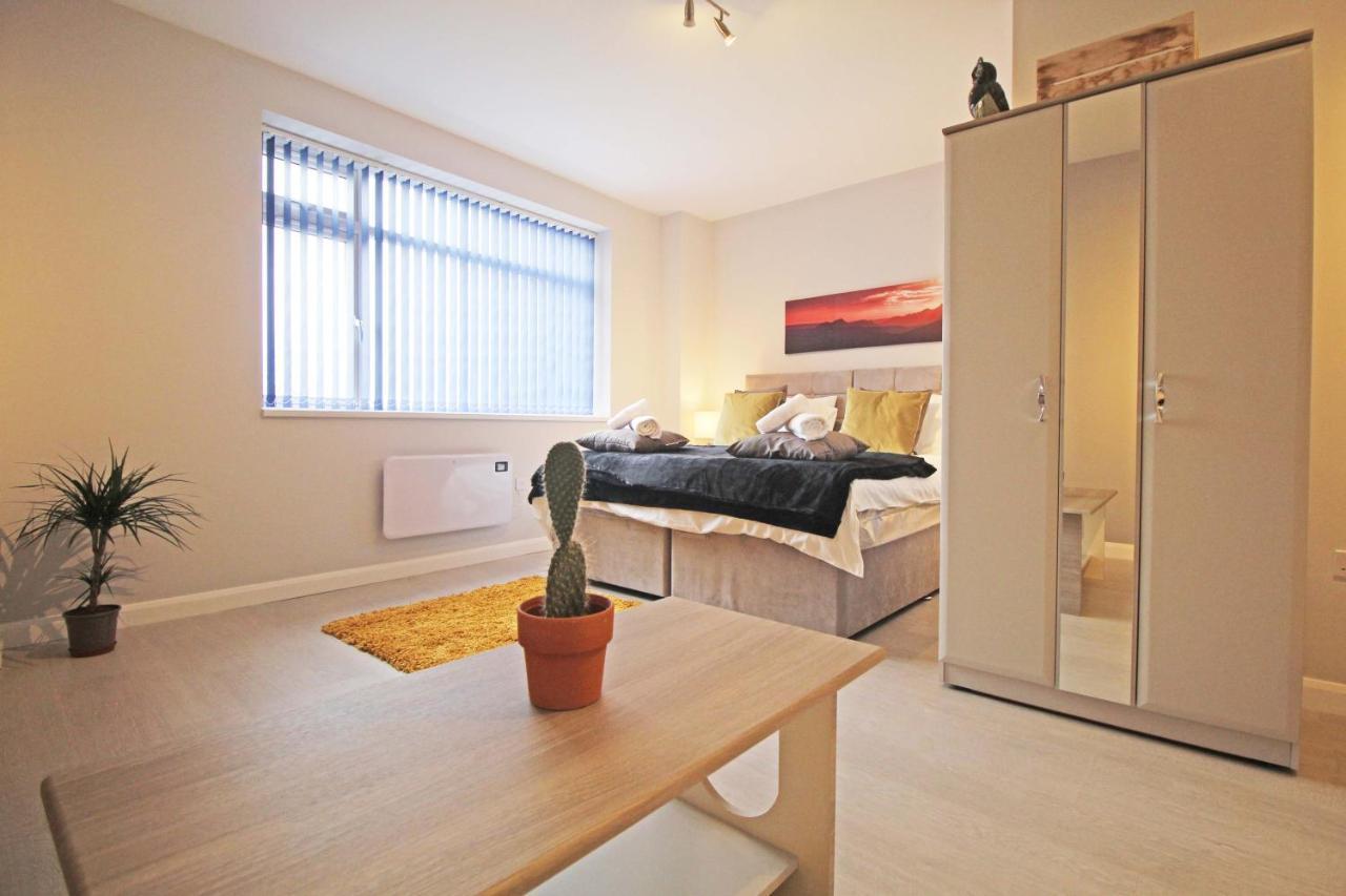 Amicus House - Spacious 4 Bedroom & 4 Bedroom Apartments In St. Helens St Helens  Bagian luar foto