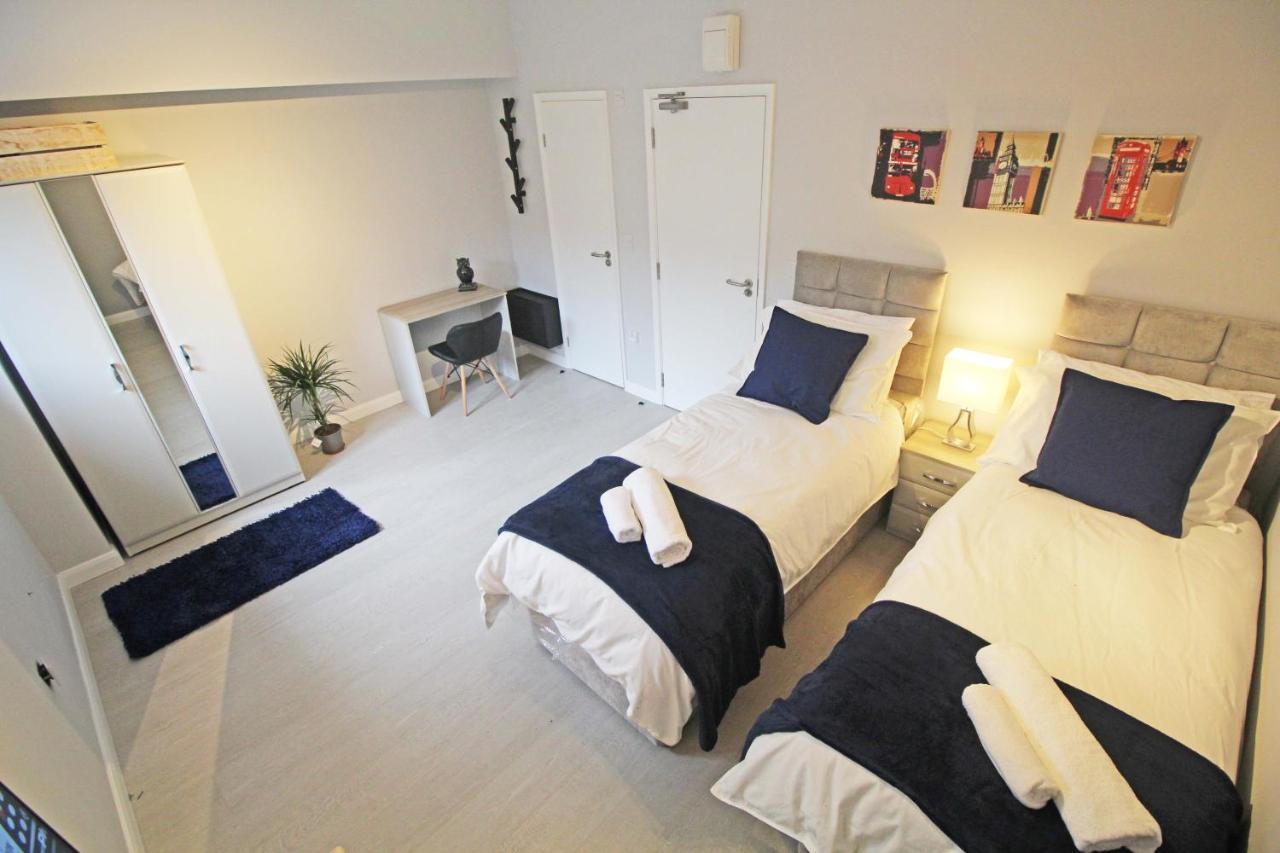 Amicus House - Spacious 4 Bedroom & 4 Bedroom Apartments In St. Helens St Helens  Bagian luar foto