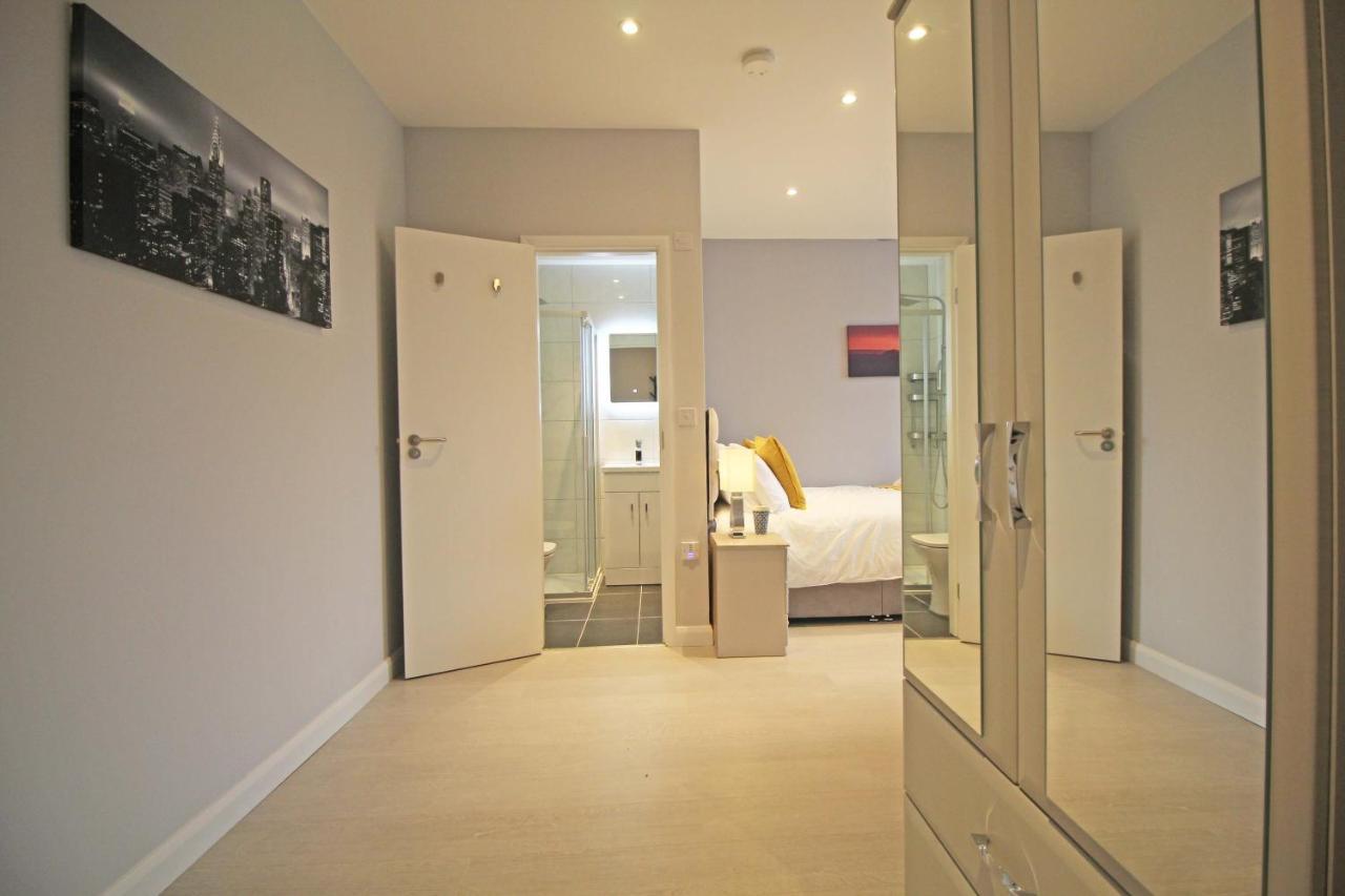 Amicus House - Spacious 4 Bedroom & 4 Bedroom Apartments In St. Helens St Helens  Bagian luar foto