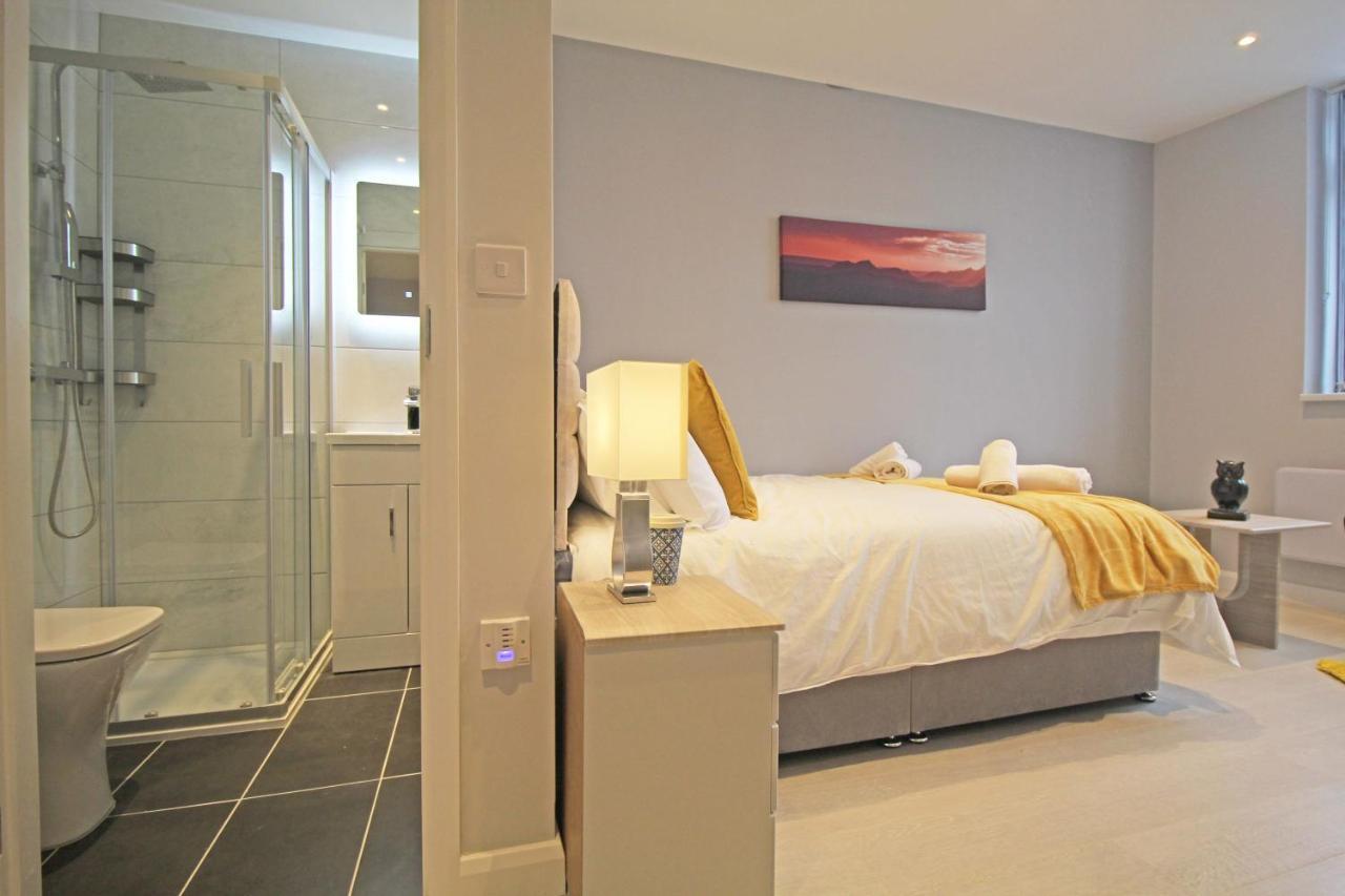 Amicus House - Spacious 4 Bedroom & 4 Bedroom Apartments In St. Helens St Helens  Bagian luar foto