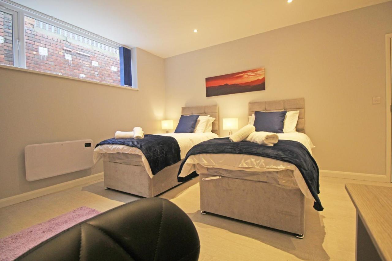 Amicus House - Spacious 4 Bedroom & 4 Bedroom Apartments In St. Helens St Helens  Bagian luar foto