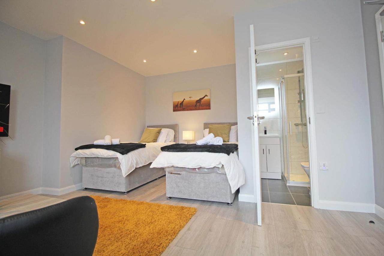 Amicus House - Spacious 4 Bedroom & 4 Bedroom Apartments In St. Helens St Helens  Bagian luar foto