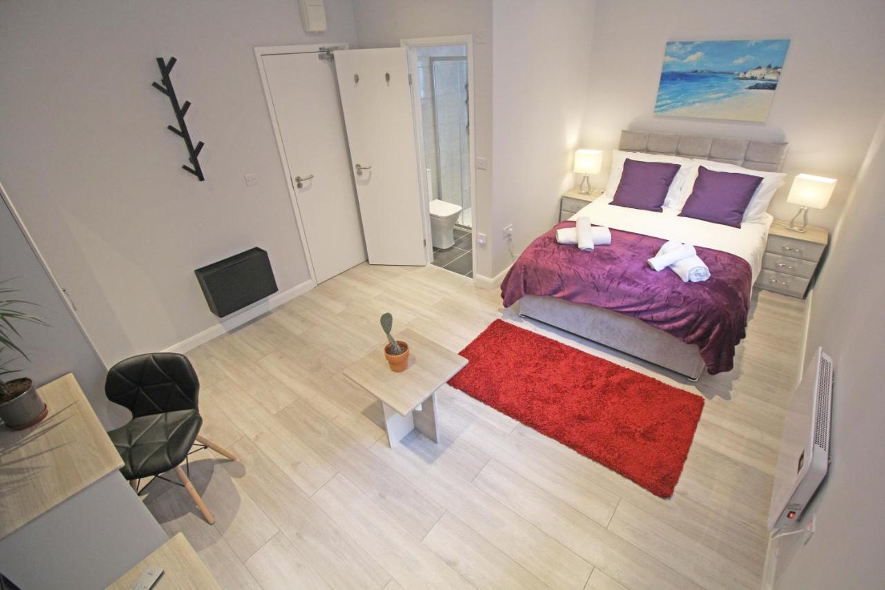 Amicus House - Spacious 4 Bedroom & 4 Bedroom Apartments In St. Helens St Helens  Bagian luar foto