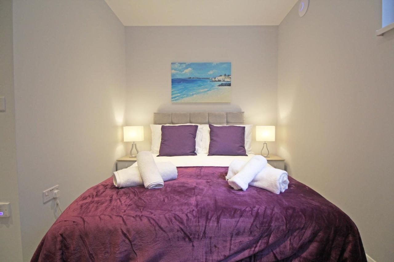 Amicus House - Spacious 4 Bedroom & 4 Bedroom Apartments In St. Helens St Helens  Bagian luar foto